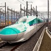 来年3月26日に開業する北海道新幹線のH5系電車。太田国交相は9月18日の会見で「非常に大きな期待感を持っている」と述べた。