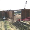 東武宇都宮線は10月7日再開が決まった。写真は仮設橋台の設置作業が進む姿川第二避溢橋りょう。