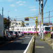 旧日本陸軍鉄道連隊演習線をルーツとする新京成線の電車が松戸駐屯地付近を行く