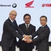 左から、カール・ビクター・シャラー博士（BMW Motorradモーターサイクル研究開発本部長）、鈴木哲夫執行役員（ホンダ）、木村隆昭副社長兼技術本部長（ヤマハ）