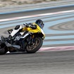 ケニー・ロバーツが乗るYZF-R1 60th Anniversary。