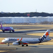 成田空港を離陸するLCCのA320たち