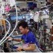 「デスティニー」（米国実験棟）で作業を行う油井宇宙飛行士