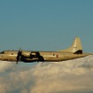 海上自衛隊のP-3C、夕暮れの中を最後に離陸。