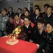 この日（11月13日）は、往年の名手で現在はGT300クラスの#3 GT-Rの監督を務めるなどしている長谷見昌弘さん（前列中央）の70歳の誕生日。チームメンバーや後輩レーサーらが祝福した。