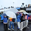 大雨の中サイン会には大勢のファンが訪れた