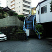 松浦鉄道中佐世保駅ホームへと続く階段。看板も変な方向を向いて立つ