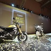 写真左、XSR900とヴァレンティーノ・ロッシ。右、MT-10とホルヘ・ロレンソ。