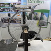 福井工業大学が製作した自転車の車輪と使った小水力発電装置