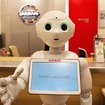 日産が導入した人型ロボット Pepper