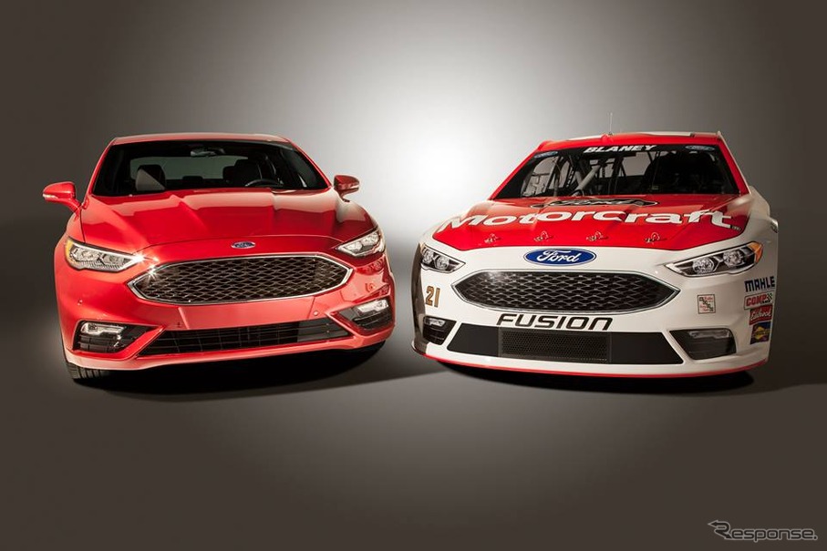 改良新型フォード フュージョン（左）と新NASCAR（右）