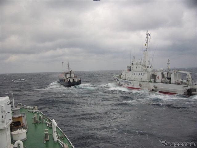 逃走する外国漁船を追跡する巡視船