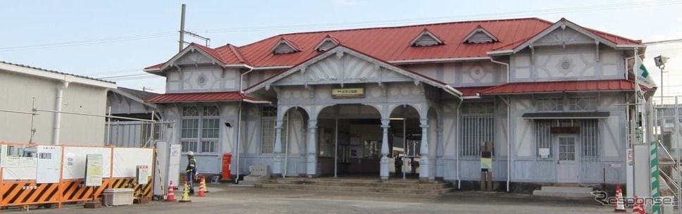 南海本線の浜寺公園駅。現在の駅舎は109年前に建てられたものだが、1月27日限りで閉鎖して仮駅舎（左）に切り替わる。