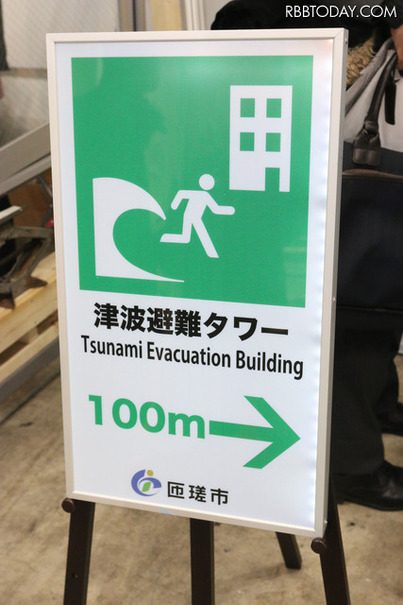 LED表示板なので夜間の視認性に優れており、かつ電源内蔵のコードレスタイプのためどこにでも設置可能。画像はフィルムタイプ（撮影：防犯システム取材班）