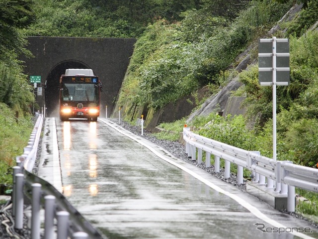 鉄路による復旧が断念され、BRTの継続運行が決まった気仙沼線。線路敷地の一部はバス専用道に改築された。