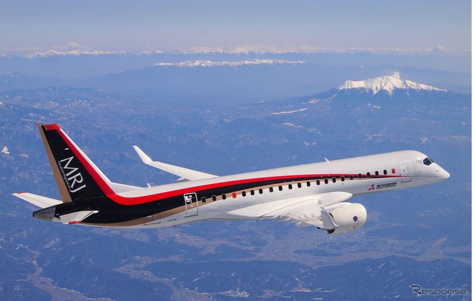 南アルプスを背景に試験飛行するMRJ