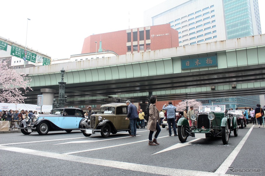 日本橋の橋上に勢ぞろいした参加車たち