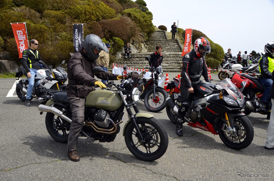 4月10日（日）、ターンパイク箱根のスカイビューラウンジ駐車場にておこなわれたアプリリアとモト・グッツィの試乗会。