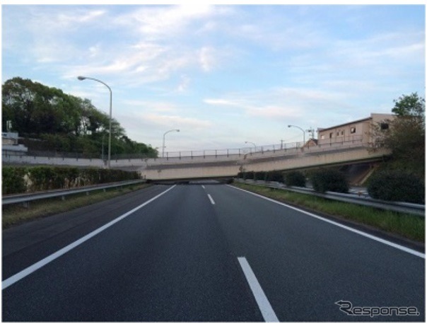 九州自動車道 緑川PA186.9kp付近　 跨道橋（府領橋）の被害状況