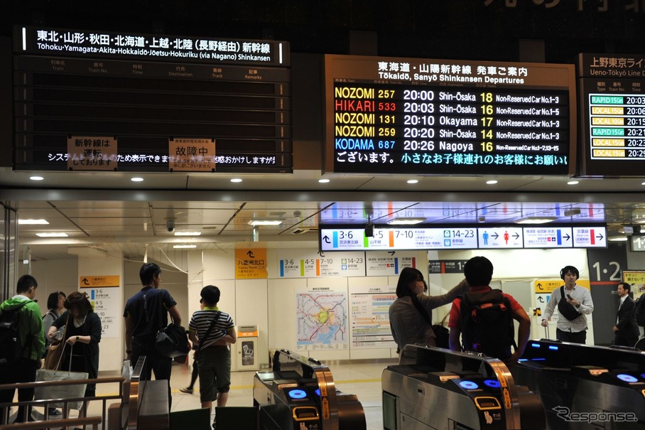 表示ができなくなったJR東日本新幹線表示（左）。運行は正常で、隣のJR東海の新幹線、在来線の表示に問題はない(4日19時・東京駅）
