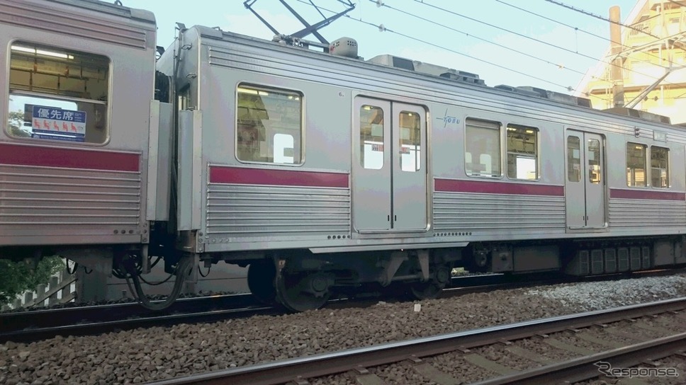 東武鉄道東武東上線の中板橋駅（東京都板橋区弥生町）付近で脱線した普通列車