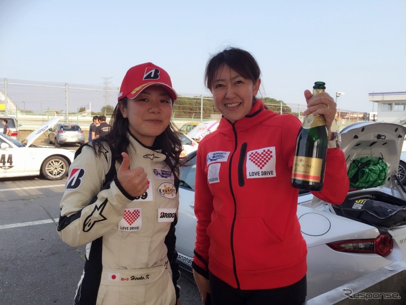 3位の小松寛子選手（左）と井原慶子プロジェクトリーダー（右）