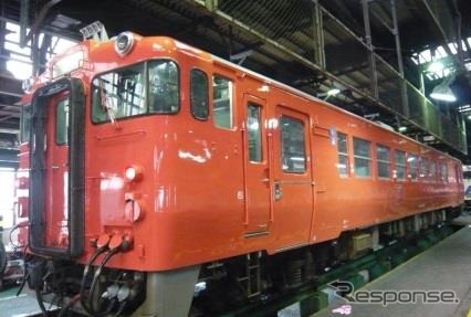 秋田支社の「朱5号気動車」。キハ40・48形3両を国鉄時代の朱色一色の塗装に戻した。