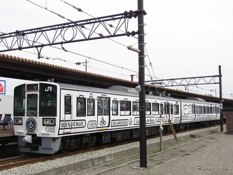宇野駅に停車中の「ラ・マル・ド・ボァ」。7～9月は一部の日に限り宇野駅には向かわず四国に乗り入れる。