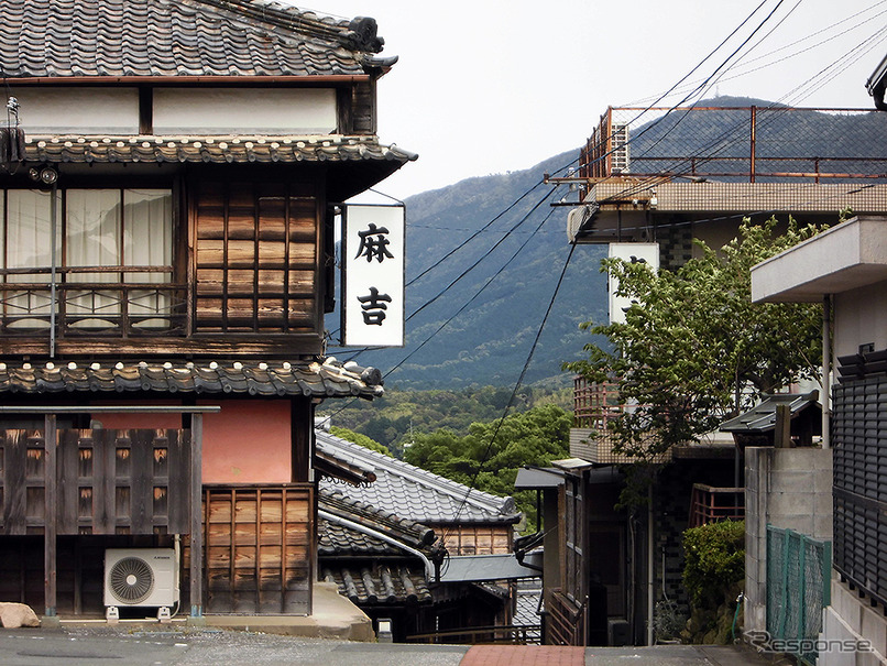 伊勢神宮、内宮と外宮を結ぶ旧街道・古市参宮街道を歩く。遊郭の名残、麻吉旅館も訪ねた（AIR & BUS成田発伊勢行きツアー）