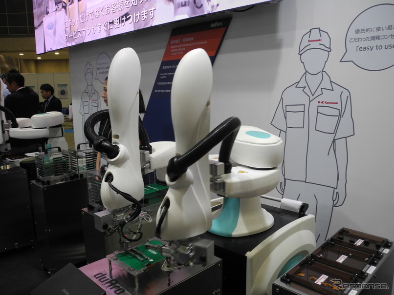 川崎重工業が開発した双腕スカラロボット「デュアロ」