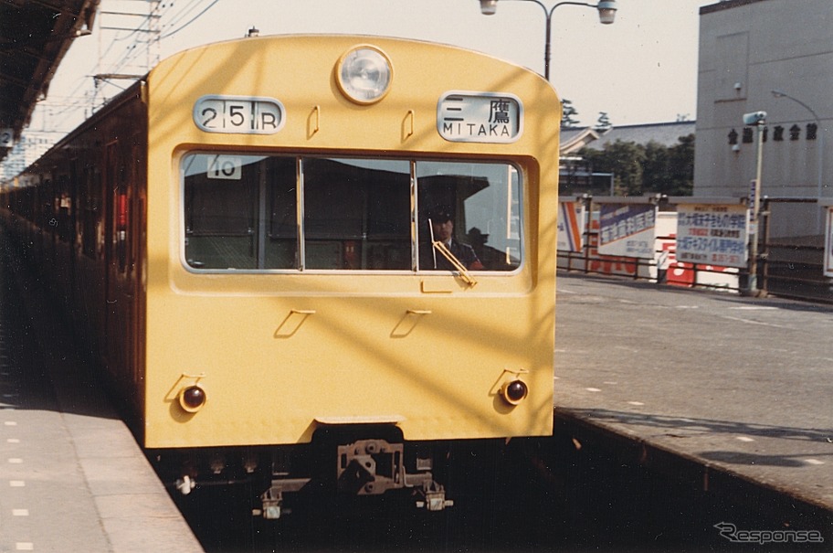 臨時ホーム（右）が残っていた頃の信濃町駅（1980年頃）。同駅の臨時ホームは既に撤去されているが、千駄ヶ谷駅と原宿駅の臨時ホームは残っており、今回の改良計画での活用が考えられている。