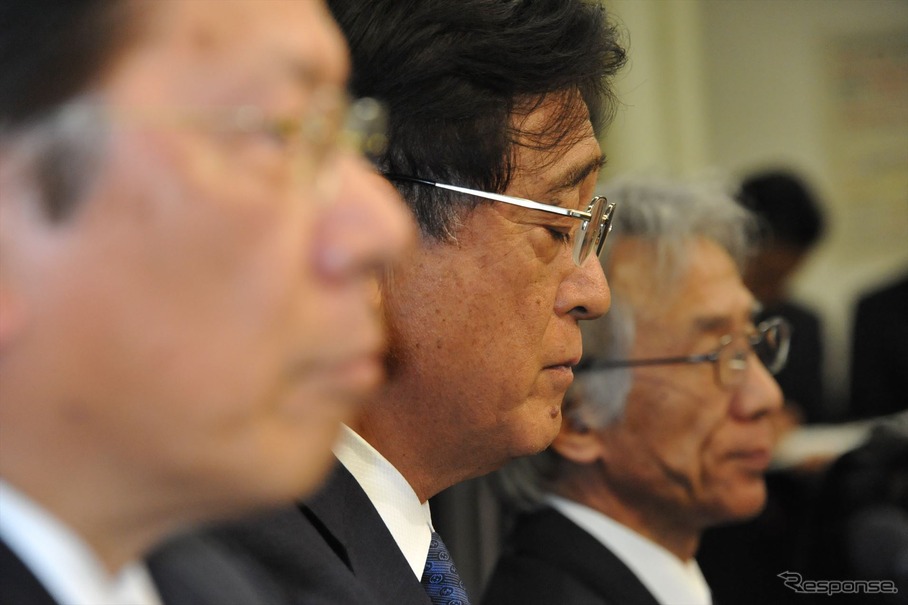 報酬を返上する益子治会長（中央）、引責辞任する相川哲郎社長（手前）、中尾龍吾副社長（奥）、（18日・国交省）