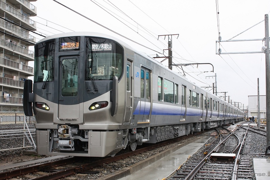 阪和線用の225系改良車。7月1日から営業運転に入る。