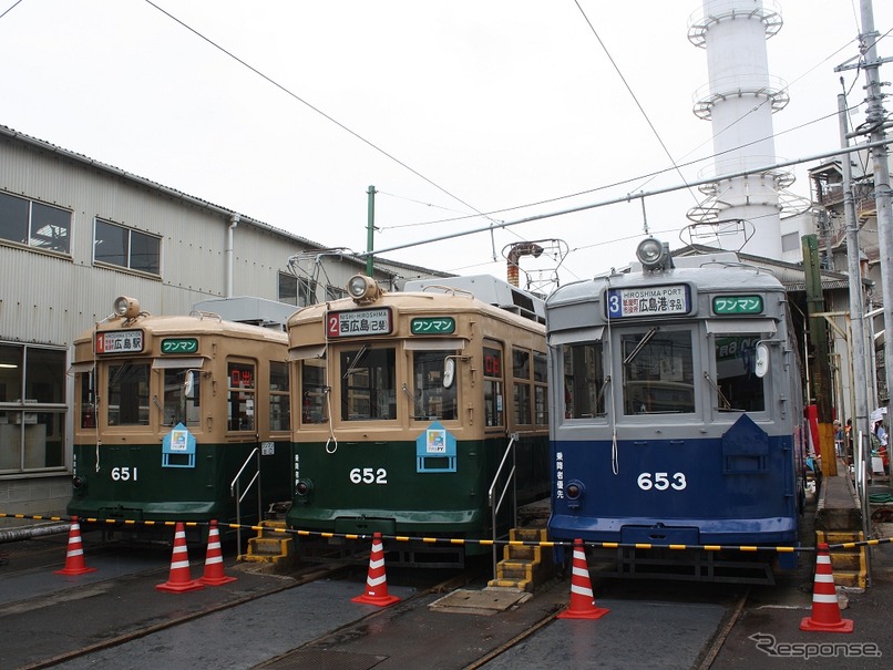 いわゆる「被爆電車」の650形。1945年当時の塗装に戻された653号（右）が特別運行プロジェクトで使用される。