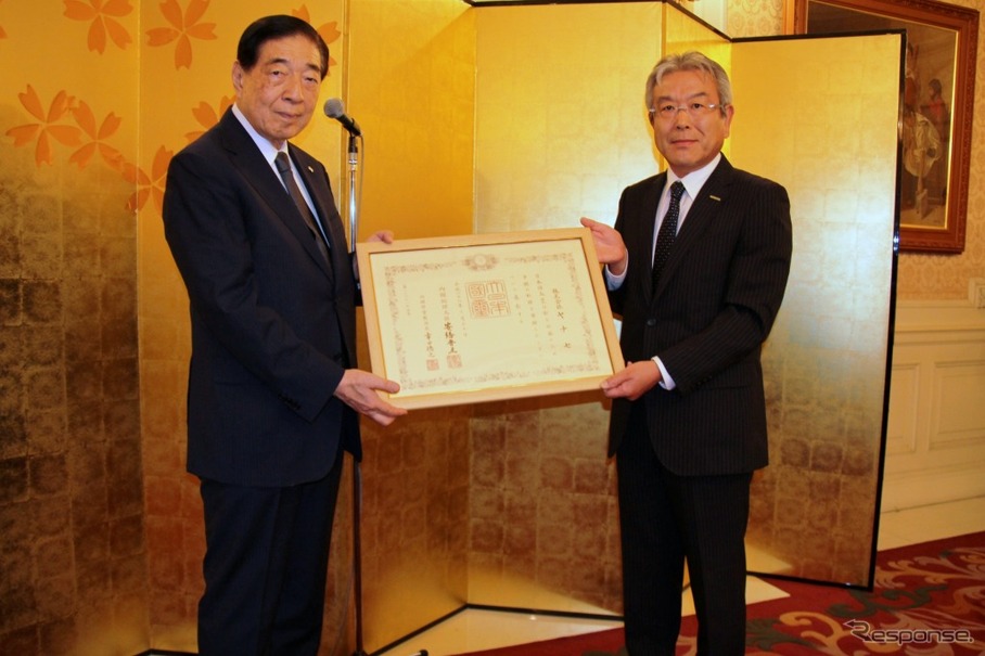 日本赤十字社 近衞社長（左）とヤナセ 折原代表取締役専務執行役員