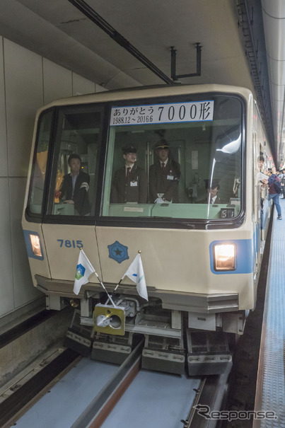 7000形で最後まで残った715号編成の福住方先頭車7815号。窓には「ありがとう7000形」の幕が付けられた。