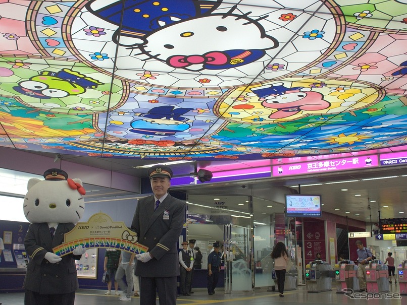 京王多摩センター駅にサンリオキャラの巨大ステンドグラス 装飾工事が