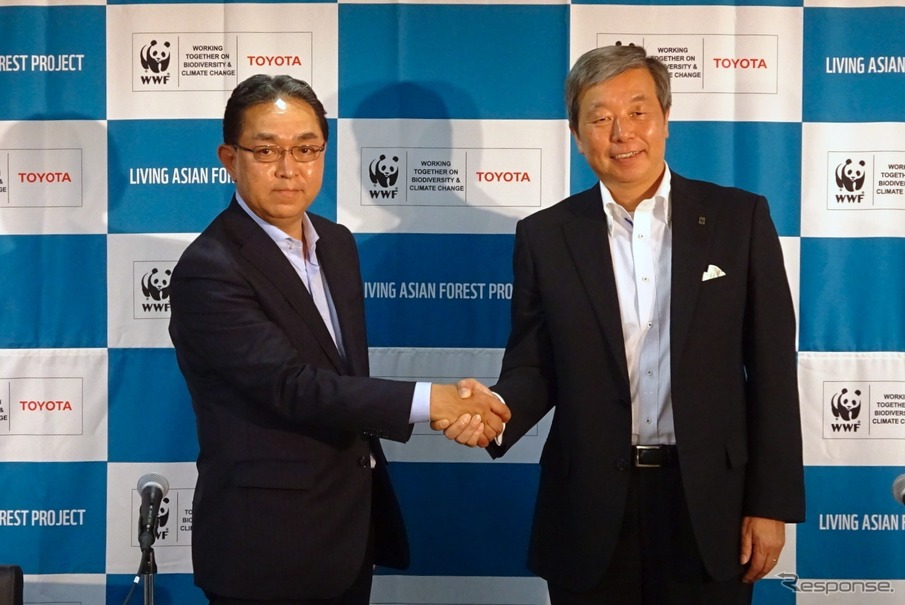 トヨタの根本環境部長（向かって左）とWWFジャパンの筒井隆司事務局長