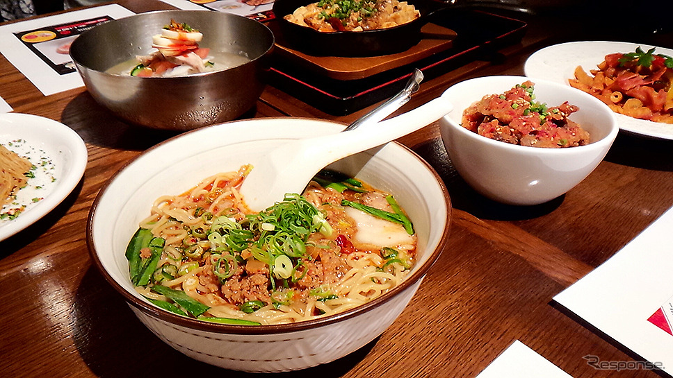 「東京ウマ辛飯リレー」試食会のようす（東京駅、7月20日）
