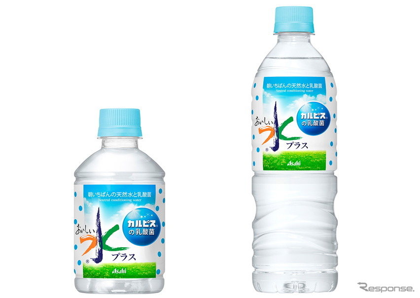 右：『アサヒ おいしい水プラス 「カルピス」の乳酸菌PET600ml』。左は自動販売機向けのPET275ml容器。8月23日発売予定、希望小売価格は115円（税抜き）。