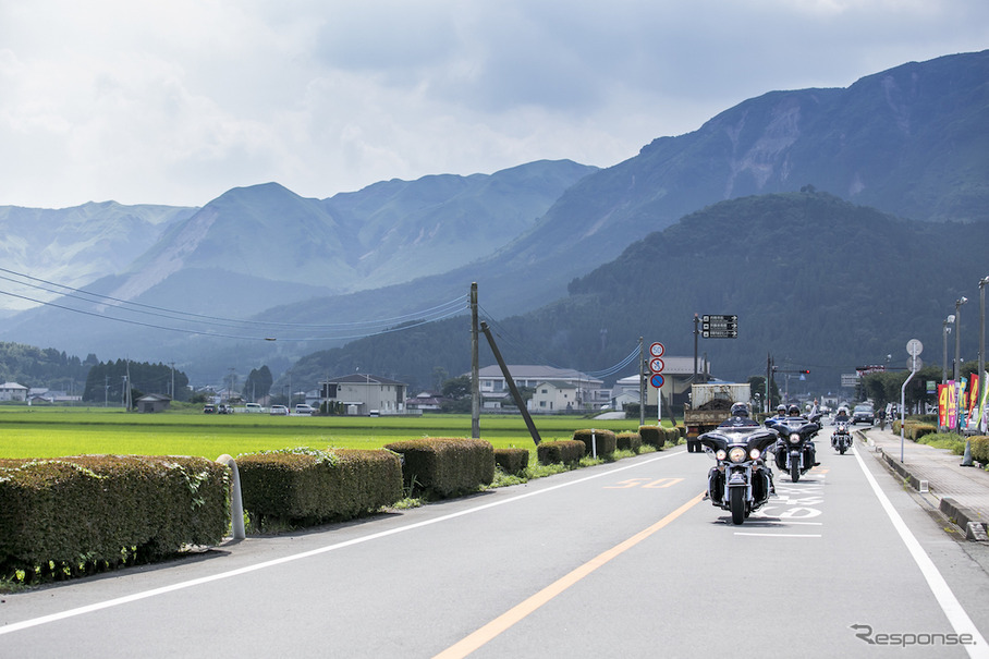 九州有数のツーリングコースである阿蘇にハーレー約300台が集結。