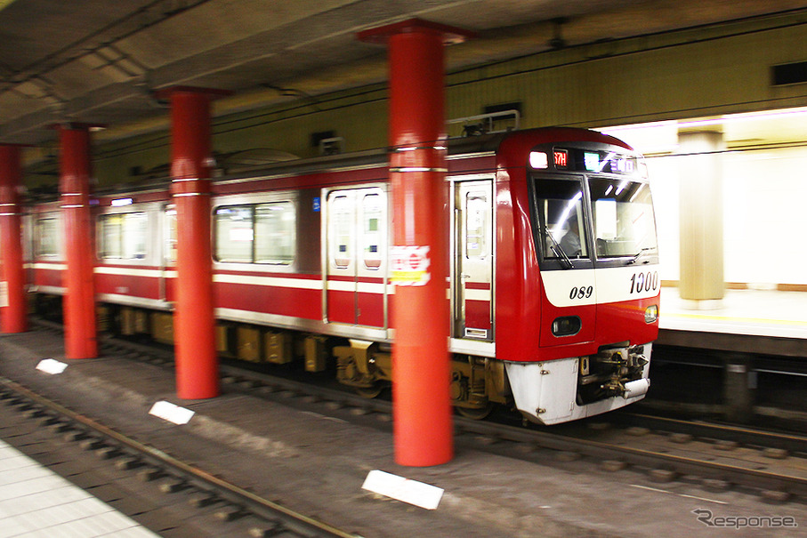 浅草駅に入る京急1000形