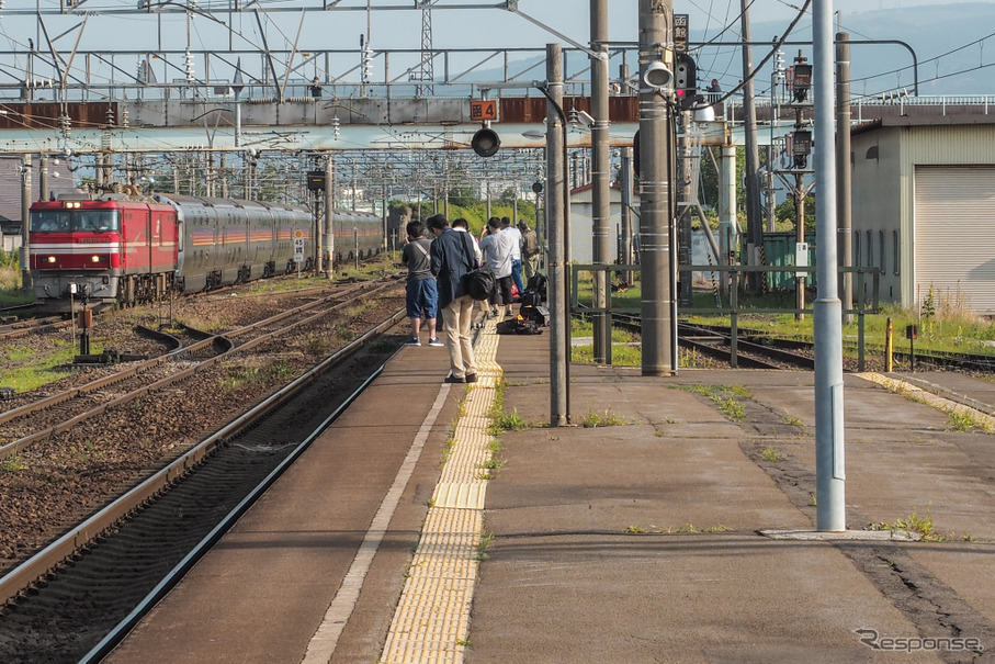 五稜郭駅構内で待ち構えるファンの脇を駆け抜ける下り「カシオペアクルーズ」。