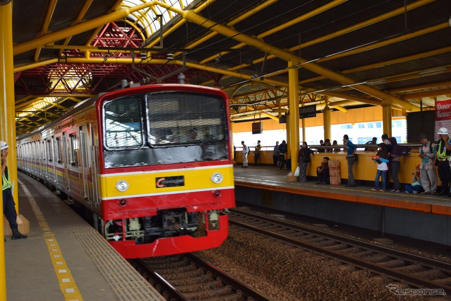 205系が入ってきた（ゴンダングディア駅）