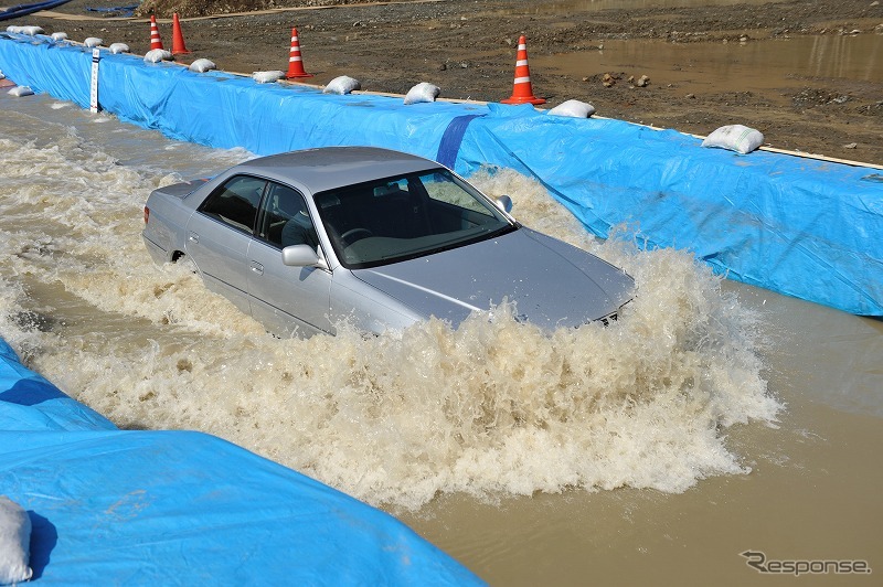 JAFによる冠水路の走行テスト（参考画像）