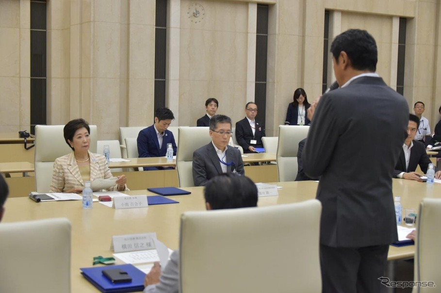 小池東京都知事とヤマトHD・丹澤秀夫常務執行役員が出席して高齢者“ながら見守り”協定が結ばれた