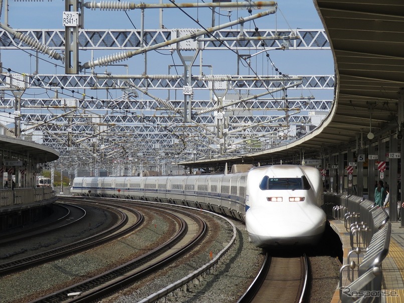 東海道新幹線の運転士が運転台に足を上げて運転していたことが発覚した。写真は東海道新幹線の700系。