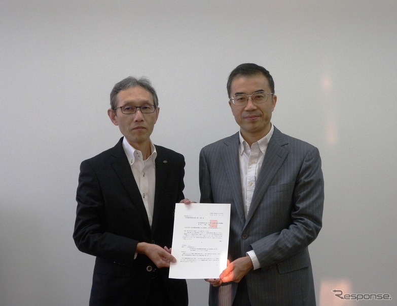 NEDO佐藤嘉晃理事（右）とジャムコの 粕谷寿久取締役常務執行役員（左）