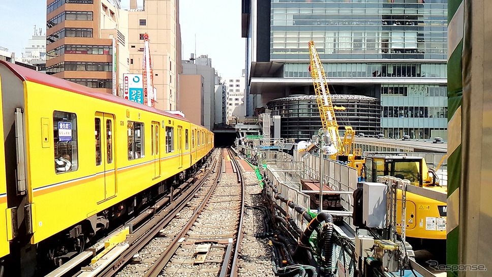 銀座線の線路脇に建ち始めた新たな軌道桁。銀座線の新しいホームは現ホームの130m東側（渋谷ヒカリエ側）にできる