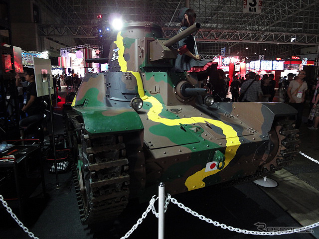 九五式軽戦車レプリカモデルや「ガールズ&パンツァー」コスプレモデル、「World of Tanks」3Dプリンターモデルなどを展示したDMM GAMESブース
